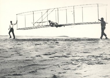 I Wright provano un aliante nel 1902